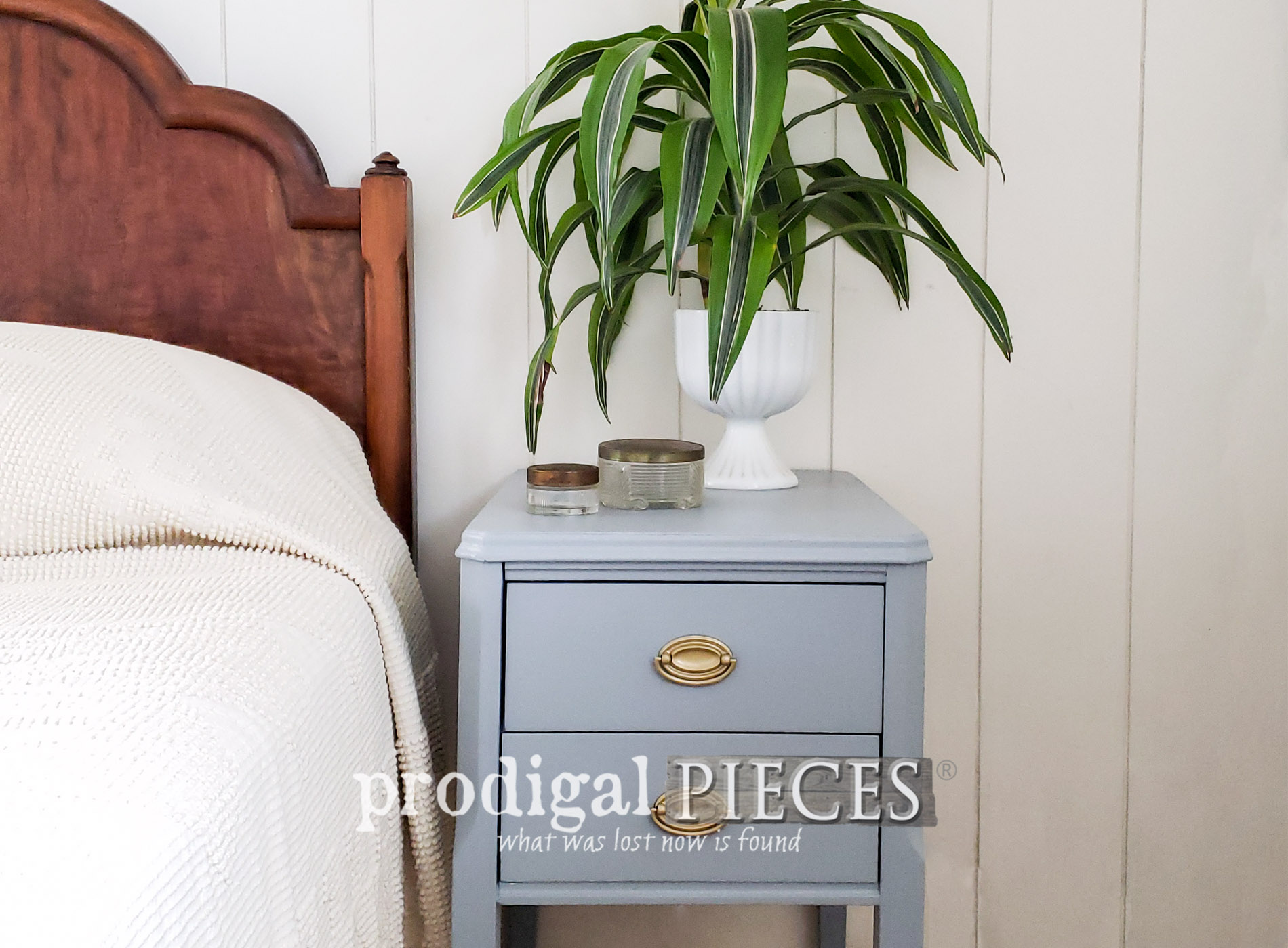 Featured Vintage Nightstand Found Curbside Gets New Life with a Makeover by Larissa of Prodigal Pieces | prodigalpieces.com #prodigalpieces #diy #furniture #home #homedecor