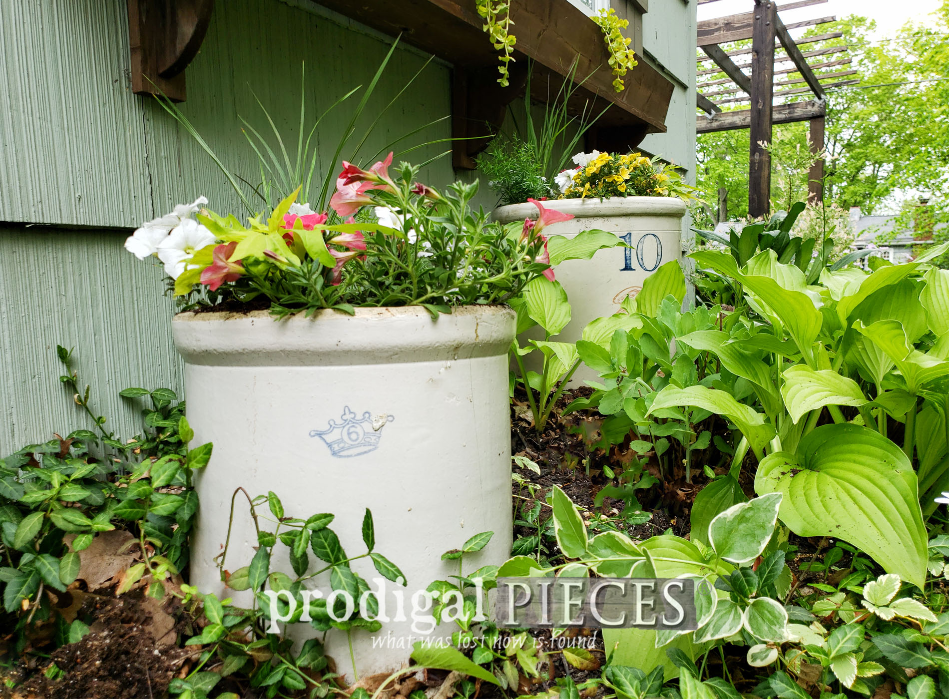 Featured Farmhouse Broken Crock Planter for DIY Garden Decor by Larissa of Prodigal Pieces | prodigalpieces.com #prodigalpieces #diy #home #garden #upcycled #farmhouse