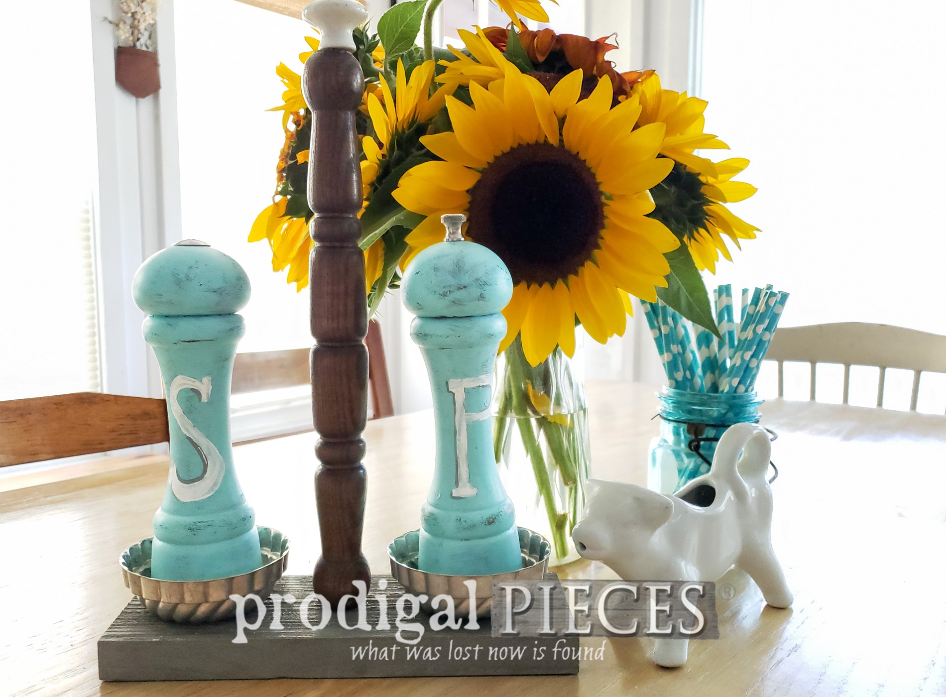 Upcycled Salt & Pepper Set with Junkified Stand by Larissa of Prodigal Pieces | prodigalpieces.com #prodigalpieces #farmhouse #diy #vintage #handmade #home #homedecor
