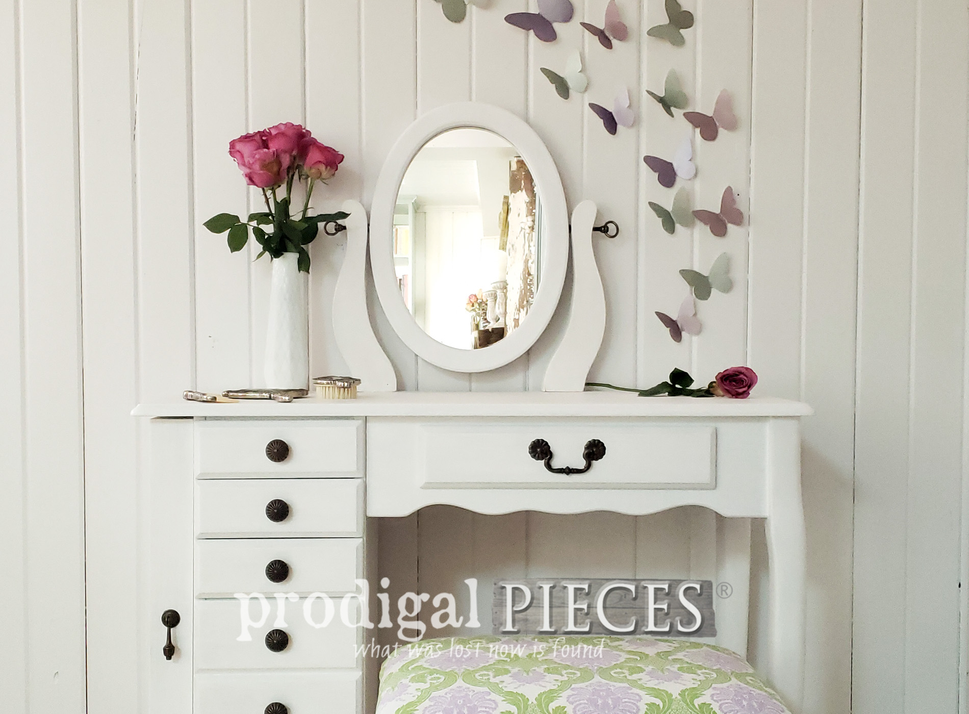 Featured Girls Vanity Table Set Makeover by Prodigal Pieces | prodigalpieces.com #prodigalpieces #home #furniture #homedecor #diy #bedroom #girls