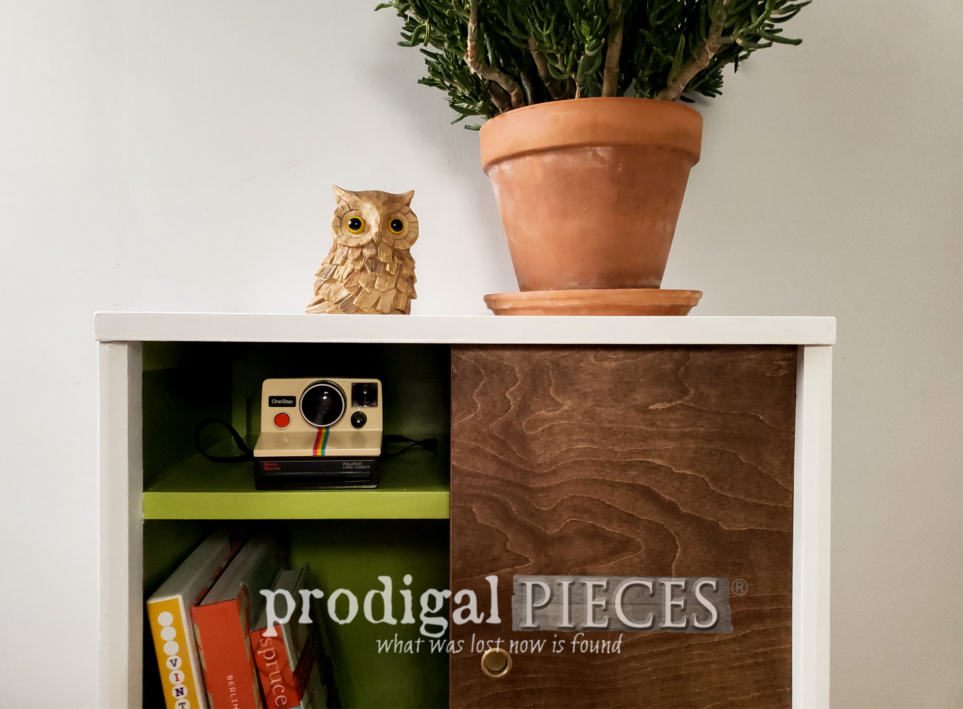 Featured Mid Century Modern Media Stand Found Curbside and Made New by Larissa of Prodigal Pieces | prodigalpieces.com #prodigalpieces #diy #home #furniture #midcentury #modern