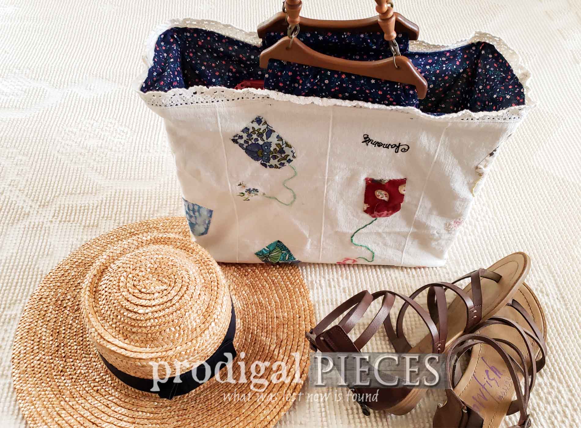 Featured Refashioned Tea Towel Bag by Larissa of Prodigal Pieces | prodigalpieces.com #prodigalpieces #refashion #diy #sewing #style #fashion
