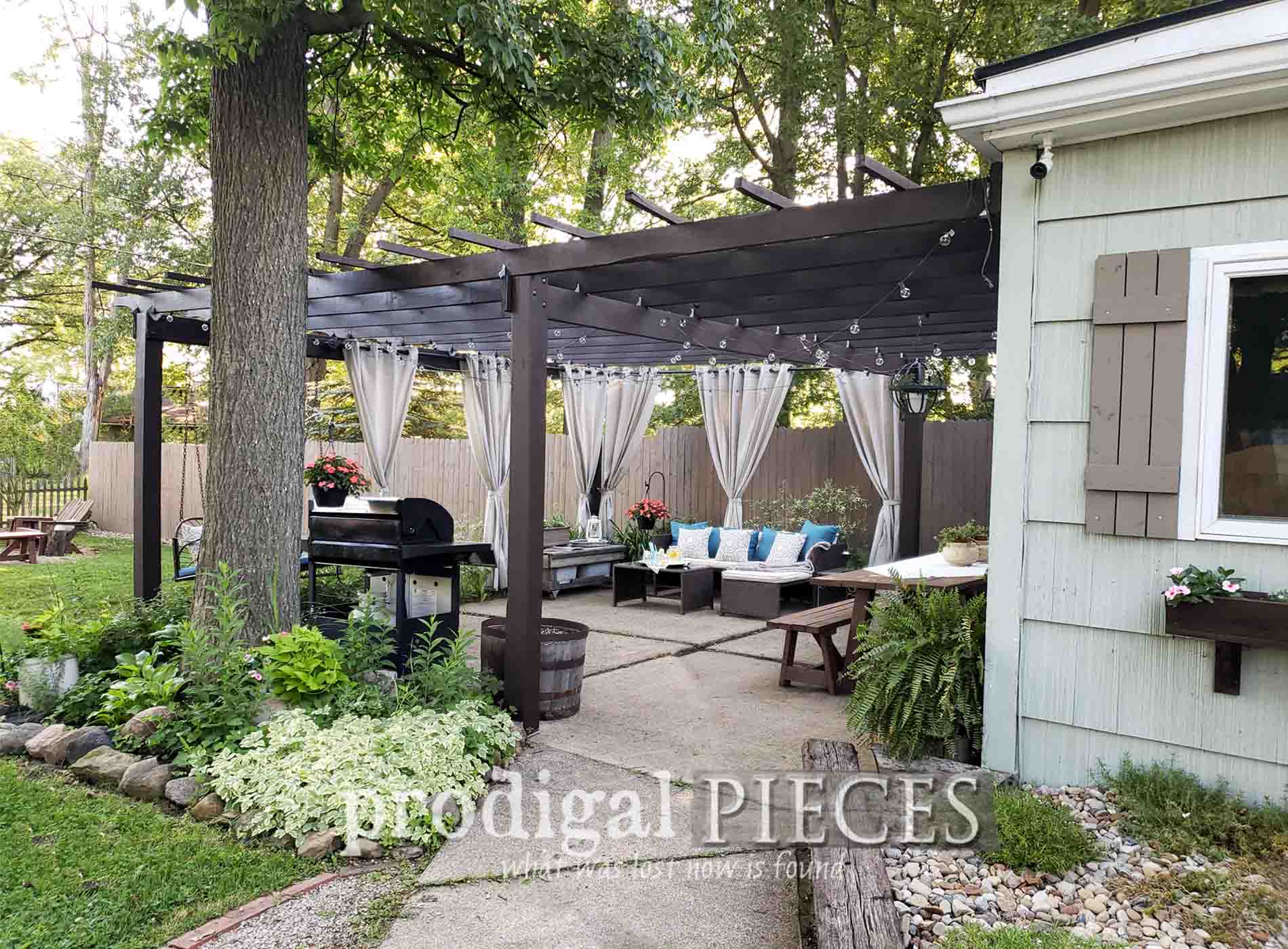 Featured DIY Patio Update by Prodigal Pieces | prodigalpieces.com #prodigalpieces #diy #patio #farmhouse #home #homedecor