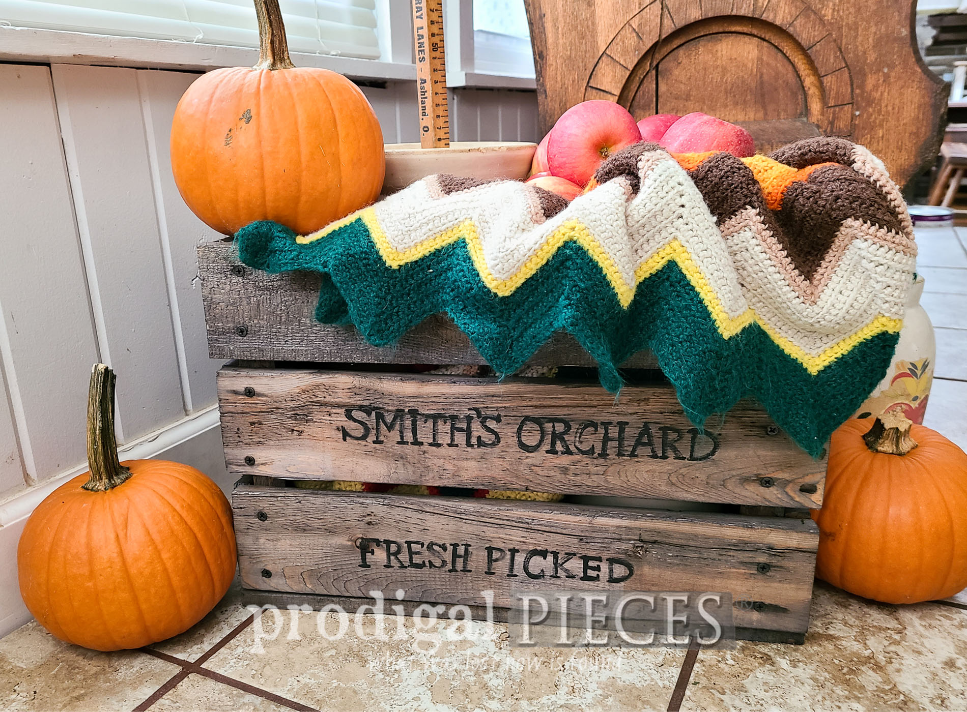 Featured DIY Antique Crate Tutorial by Larissa of Prodigal Pieces | prodigalpieces.com #prodigalpieces #diy #upcycled #farmhouse #fall #home #homedecor
