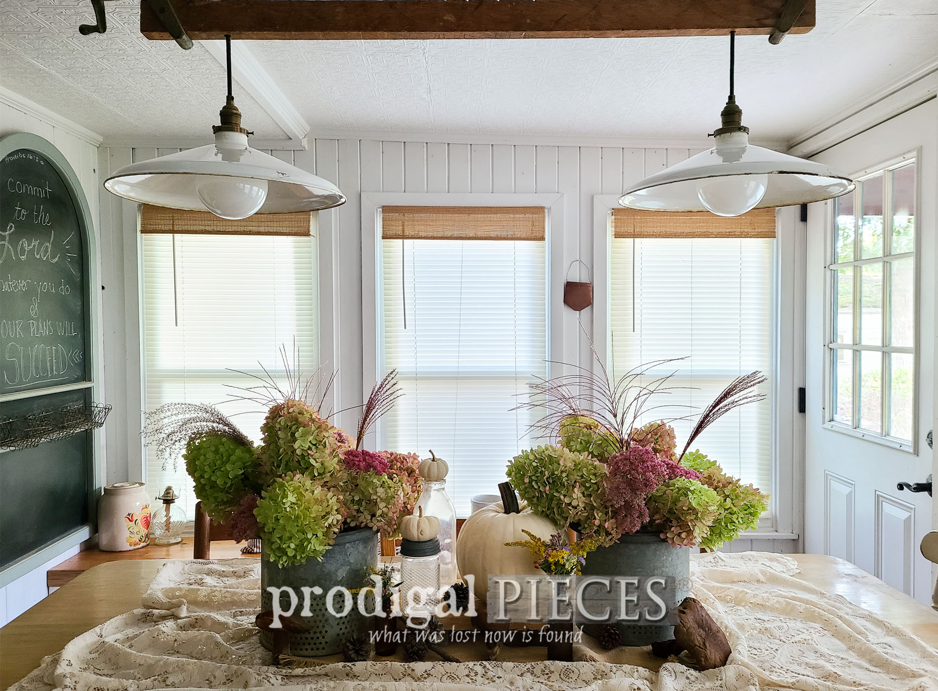 Featured Farmhouse Tablescape with Simple Finds by Larissa of Prodigal Pieces | Video Tutorial at prodigalpieces.com #prodigalpieces #diy #home #fall #autumn #tablescape #home #farmhouse #homedecor