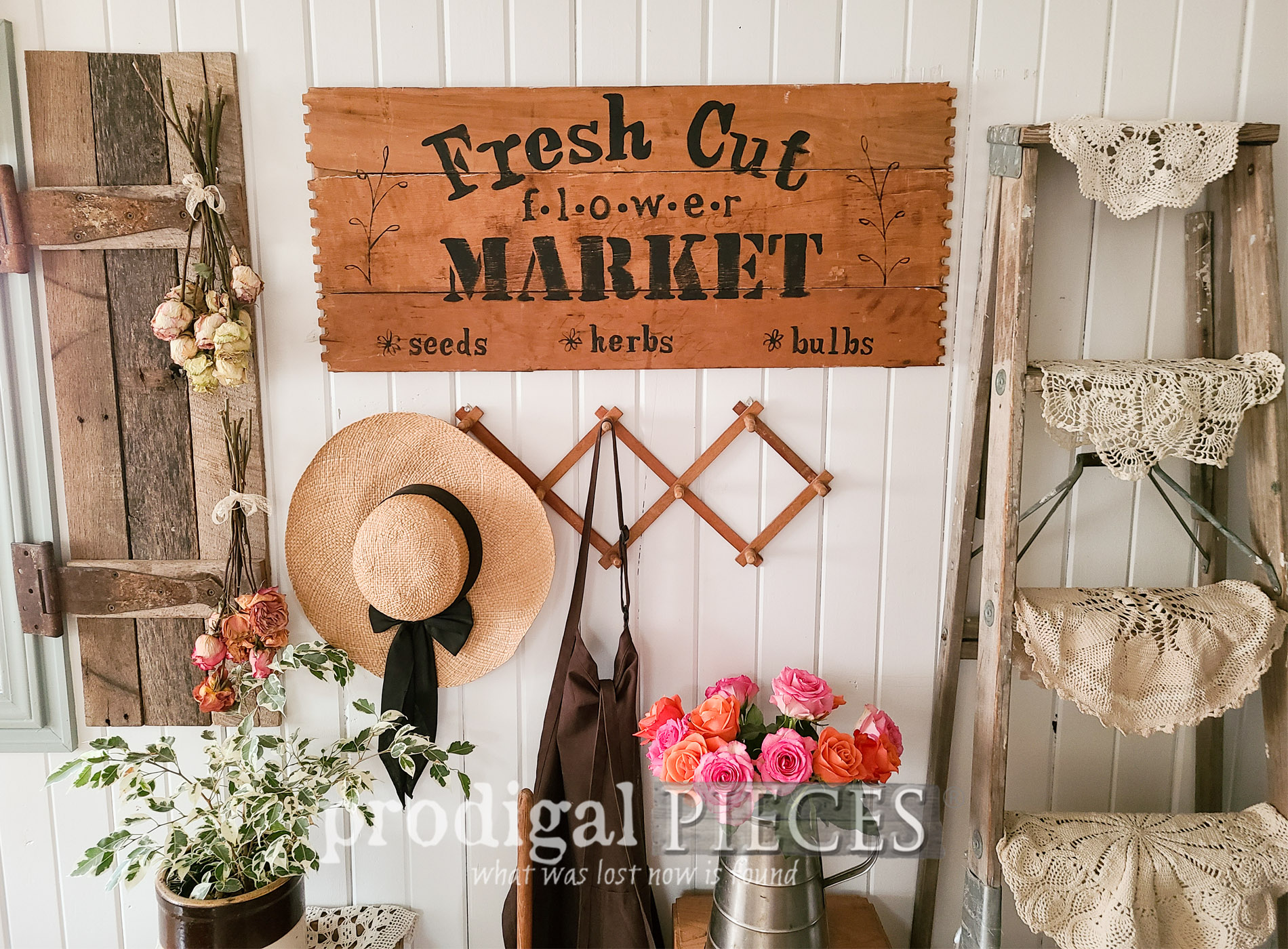Featured Broken Drawer Decor Made by Larissa of Prodigal Pieces | prodigalpieces.com #prodigalpieces #diy #farmhouse #spring #home #homedecor