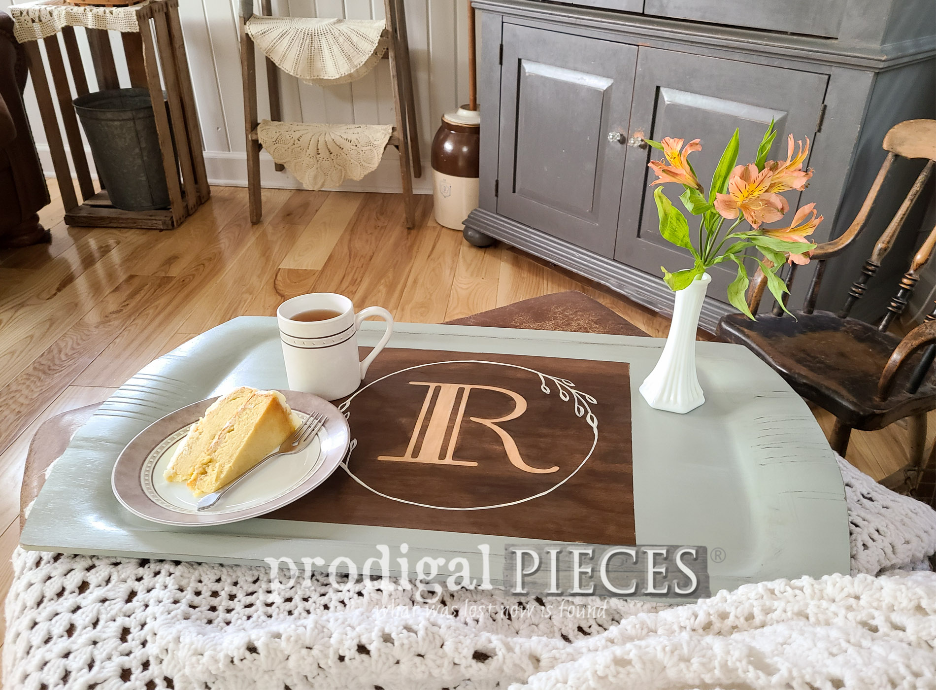 Featured Vintage Wooden Tray with Modern Farmhouse Style by Larissa of Prodigal Pieces | prodigalpieces.com #prodigalpieces #home #homedecor #diy #farmhouse