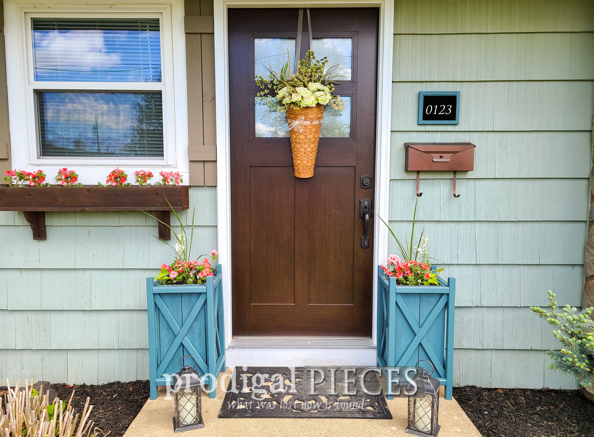Featured Update Planters the Easy Way for Curb Appeal by Larissa of Prodigal Pieces | prodigalpieces.com #prodigalpieces #diy #home #curbappeal #homedecor #garden