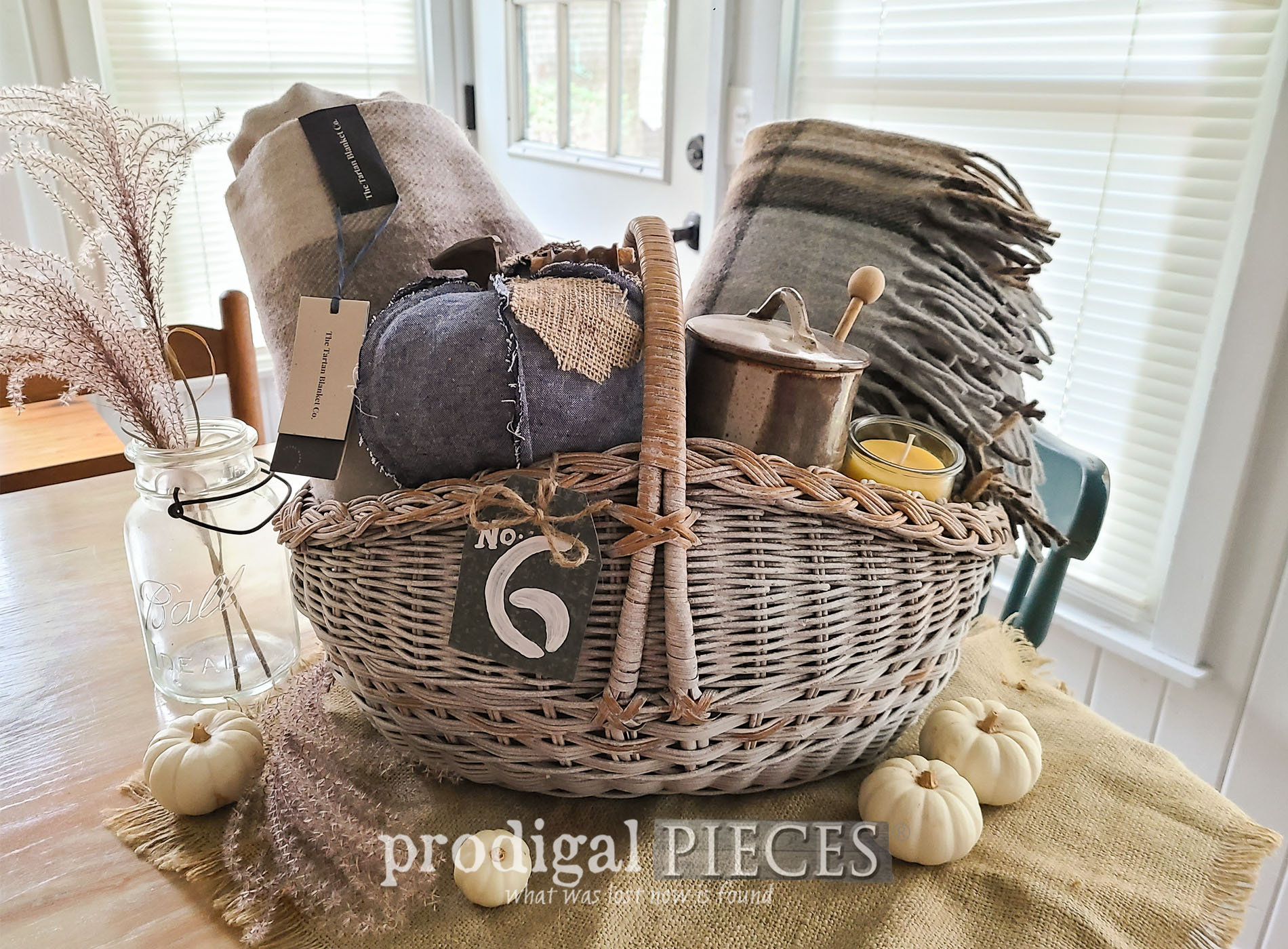 Featured DIY Harvest Gift Basket from Thrifted Find by Larissa of Prodigal Pieces | prodigalpieces.com #prodigalpieces #diy #giftidea #basket #autman #fall #upcycled