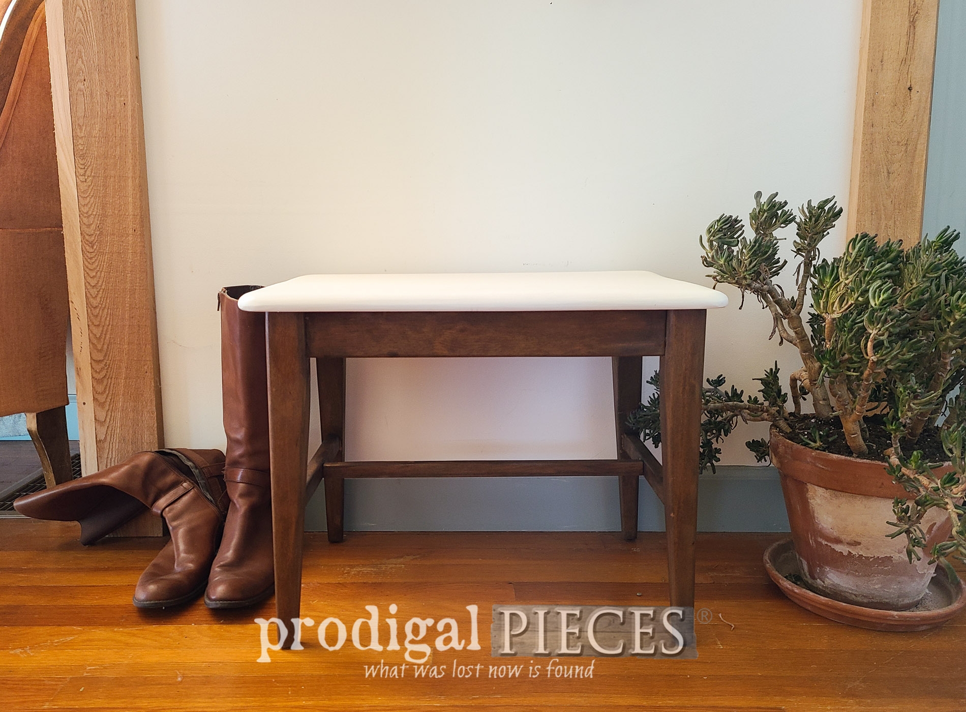 Featured Mid Century Modern Bench Seat Makeover by Larissa of Prodigal Pieces | prodigalpieces.com #prodigalpieces #midcentury #boho #furniture