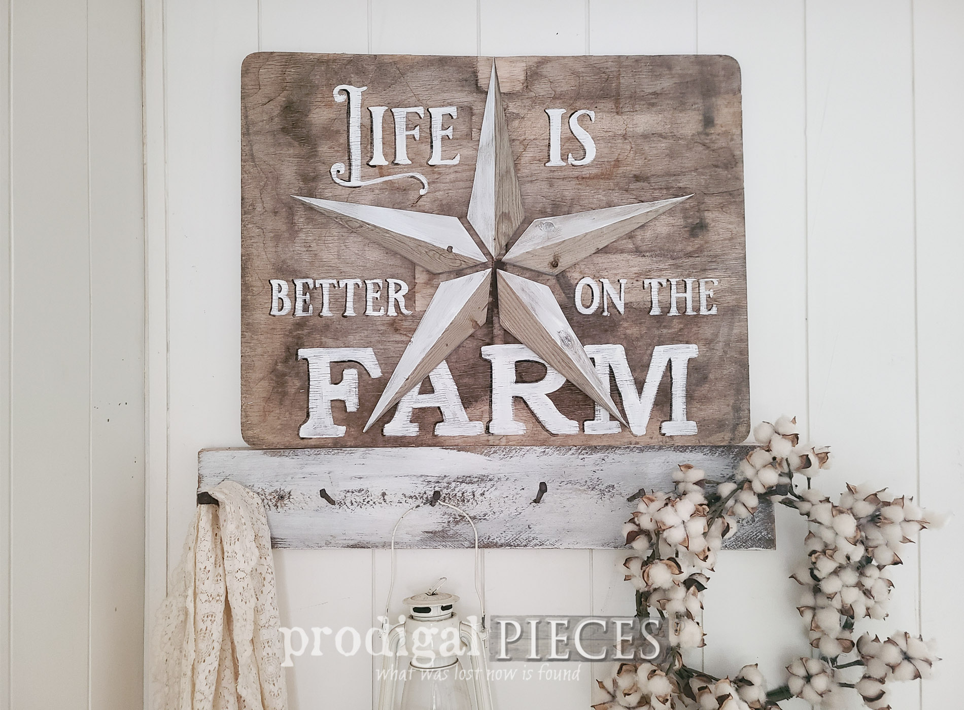 Featured Reclaimed Wood Star from Curbside Fence Panel by Larissa of Prodigal Pieces | prodigalpieces.com #prodigalpieces #farmhouse #diy #art