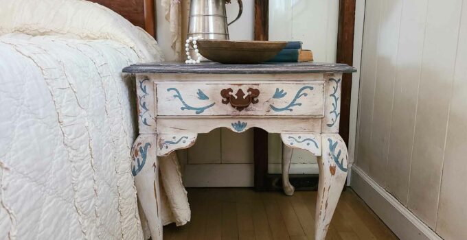 Queen Anne Side Table Makeover